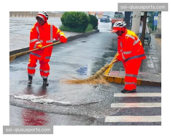 卢顿主场暴雨导致比赛中断20分钟,工作人员紧急清理积水 卢顿主场暴雨导致比赛中断20分钟,工作人员紧急清理积水